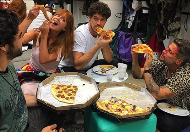 Marina Ruy Barbosa, José Loreto e colegas de elenco em momento de descontração