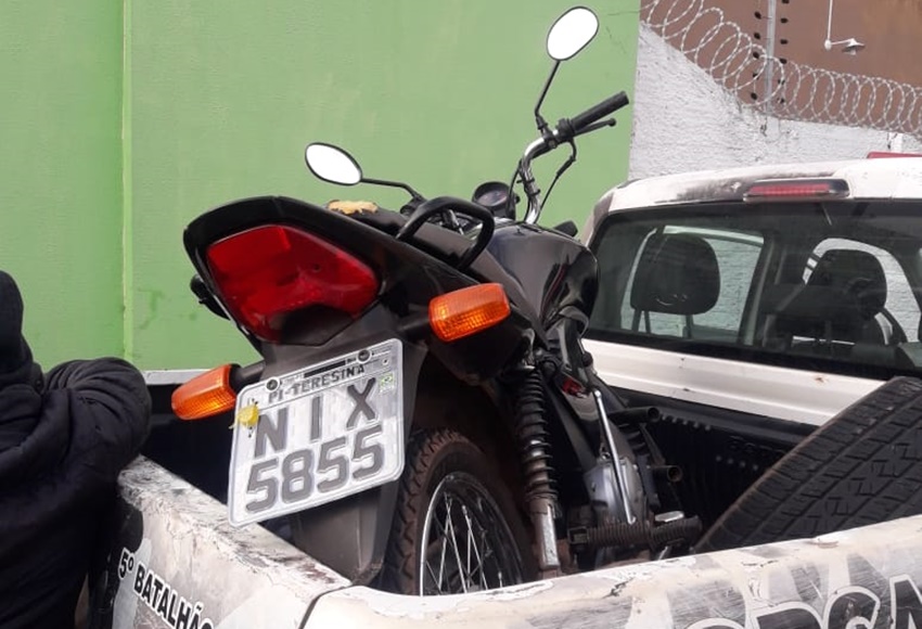 Motocicleta utilizada pelos suspeitos