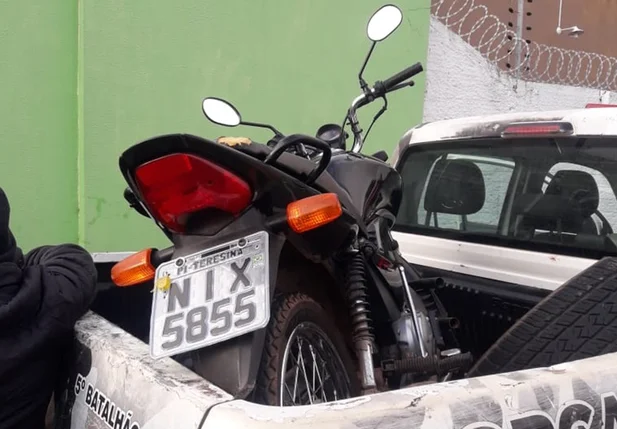 Motocicleta utilizada pelos suspeitos
