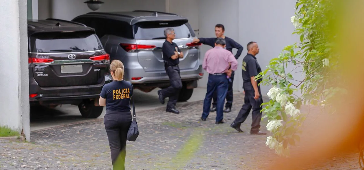 Agentes da PF na casa de Ciro Nogueira