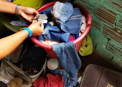 As drogas estavam escondidas dentro das roupas