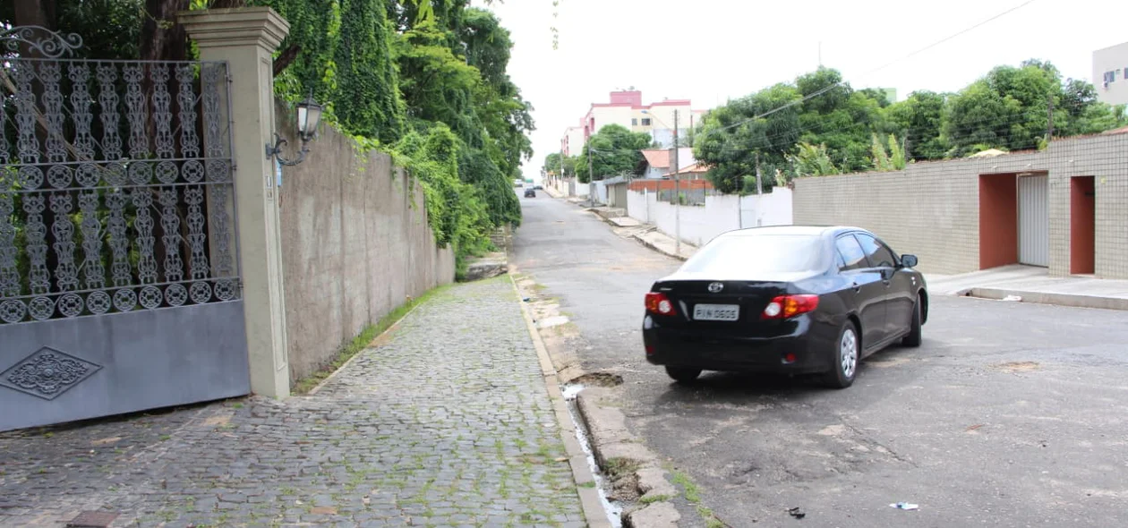 Carro da PF deixando a casa