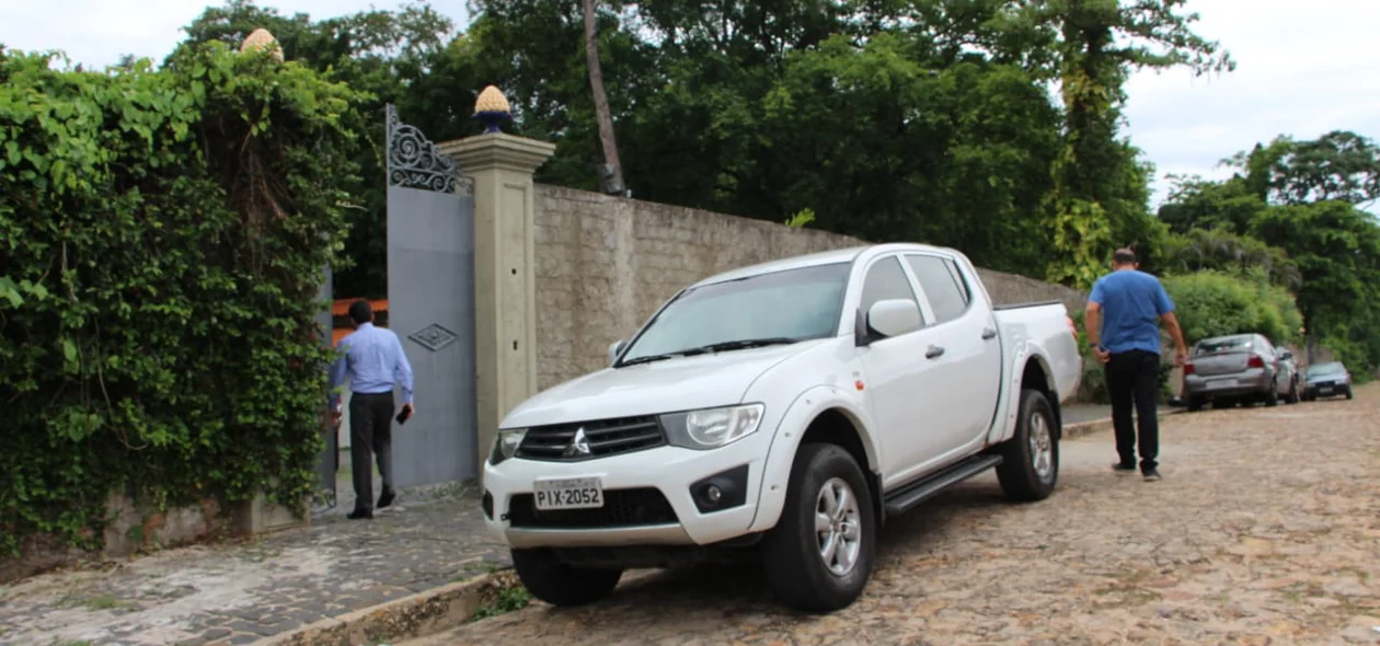 Carro da PF em frente à residência de Ciro