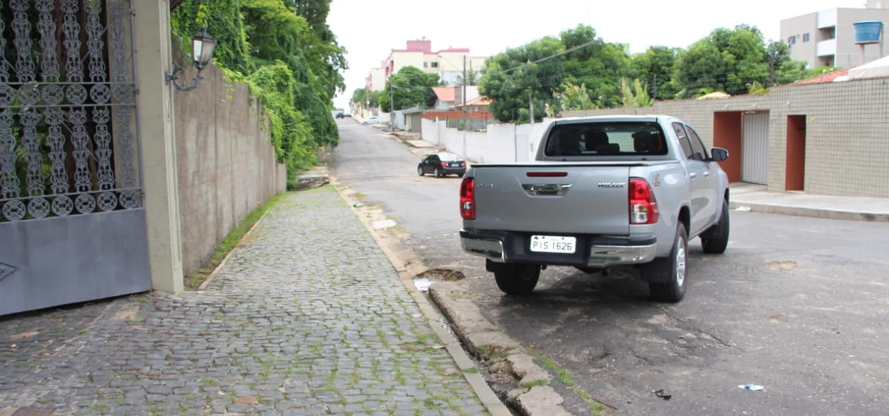 Carro da Polícia Federal deixando a residência