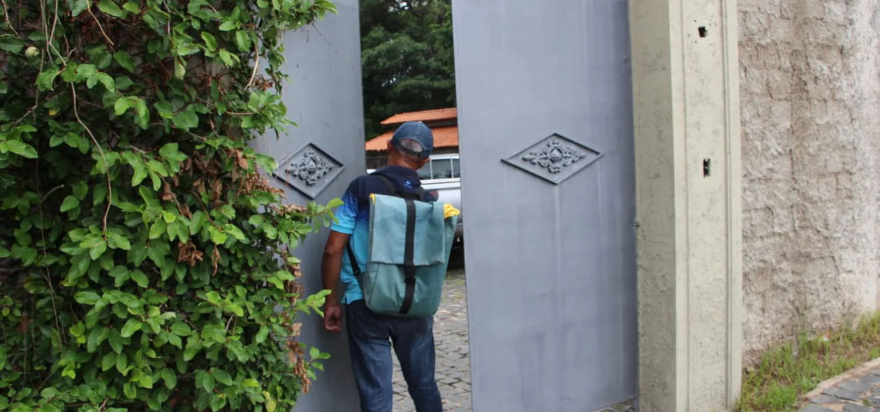 Chaveiro entrando na casa do senador Ciro