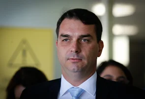Flávio Bolsonaro confirma que Guimarães deve deixar a Caixa
