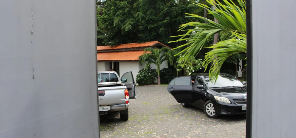 Policiais deixam mansão de Ciro Nogueira em viaturas descaracterizadas