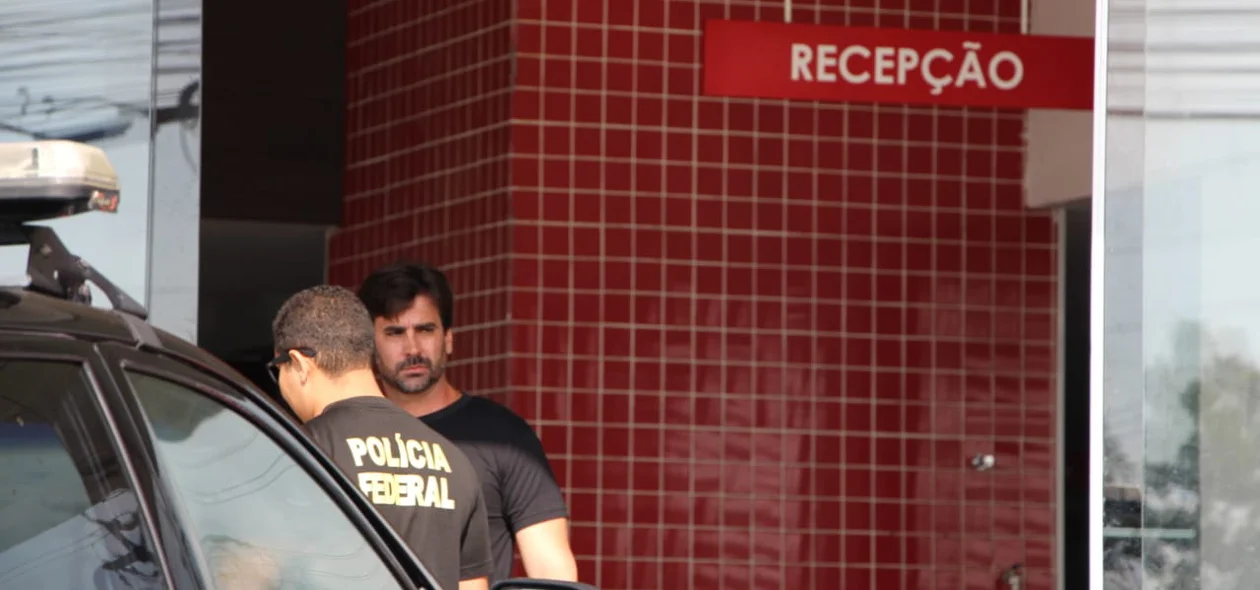 Policiais federais durante buscas na CN Motos