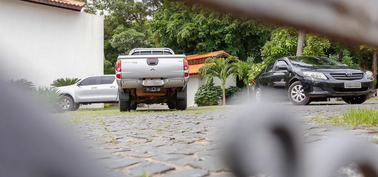 Veículos na residência de Ciro Nogueira