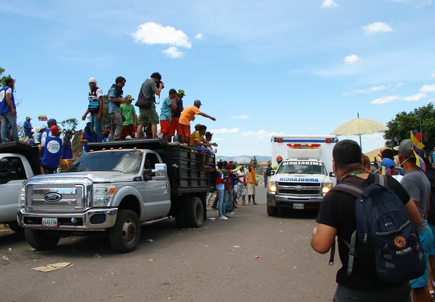 Ambulância com dois venezuelanos feridos