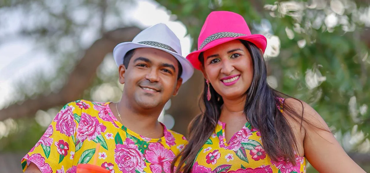 Casal com fantasia combinando no Corso de Teresina
