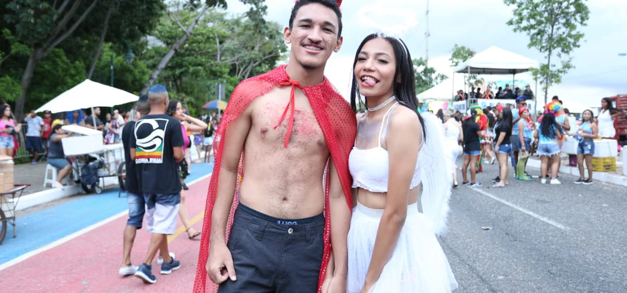 Casal de anjo e demônio no Corso