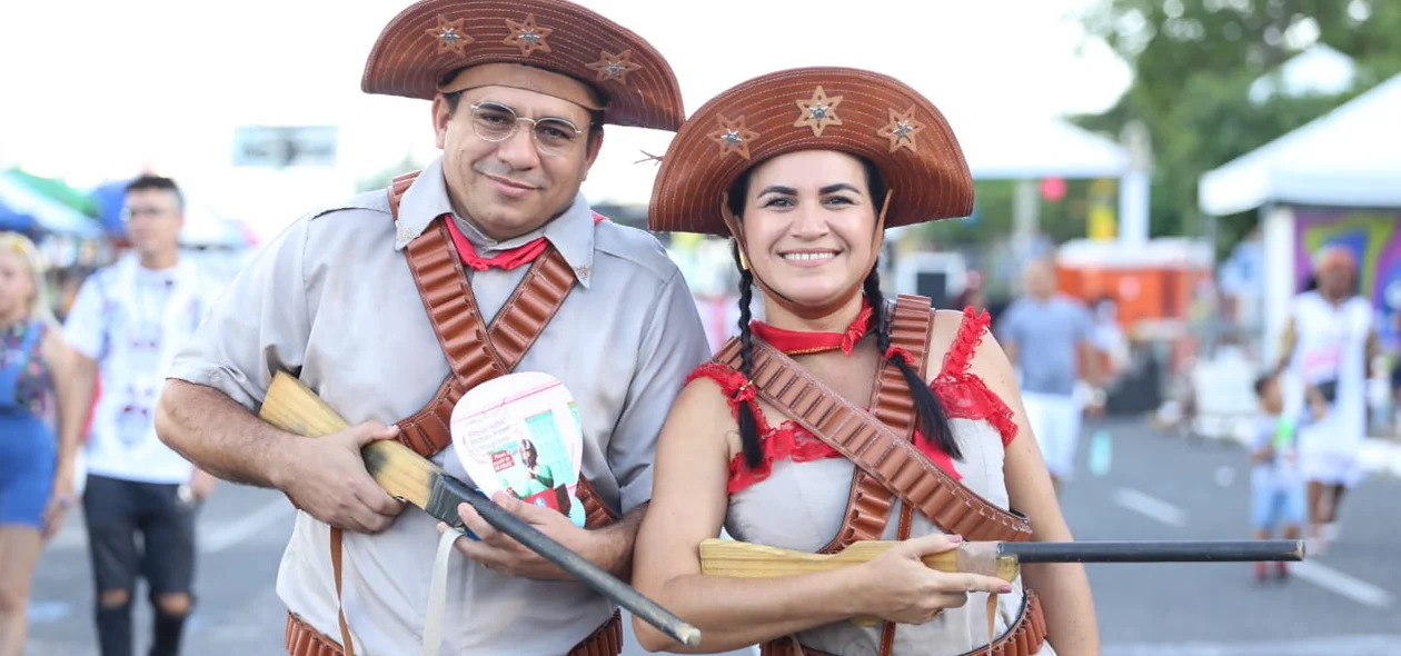 Casal fantasiado de Lampião e Maria Bonita 