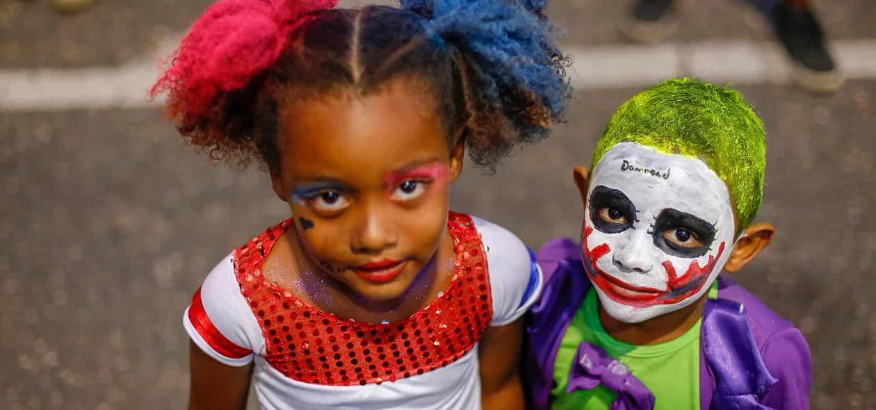 Crianças fantasiadas no Corso 