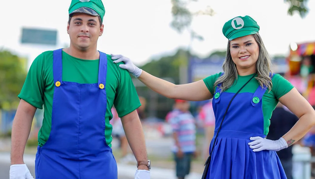 Foliões fantasiados de Luigi do jogo Super Mário