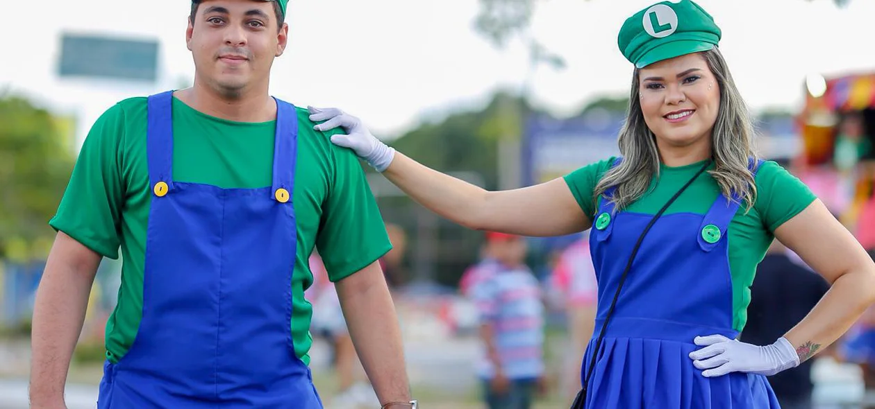 Foliões fantasiados de Luigi do jogo Super Mário