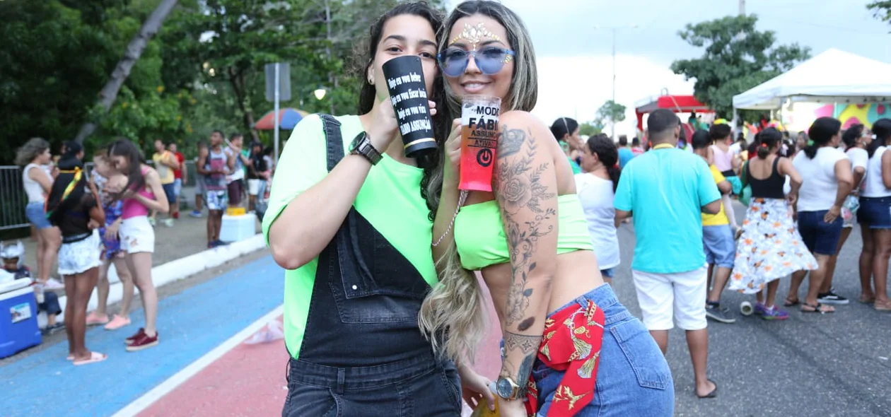 Meninas destilam alegria no Corso de Teresina