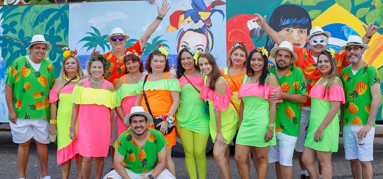 Turma reunida no tema neon
