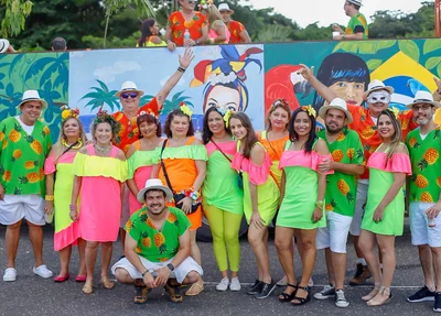 Turma reunida no tema neon