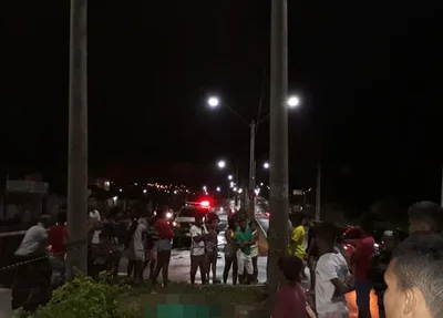 Veículo da vítima ficou entre os postes