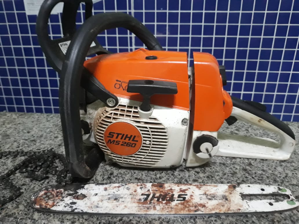 A moto serra estava enterrada no chão da cozinha do acusado