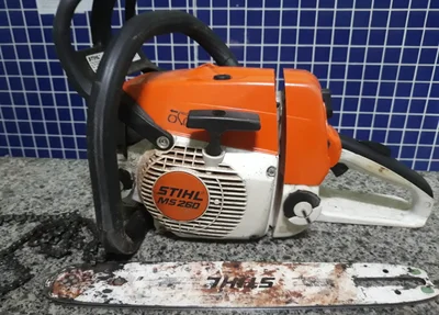 A moto serra estava enterrada no chão da cozinha do acusado
