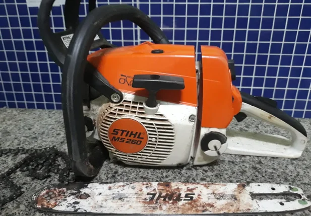 A moto serra estava enterrada no chão da cozinha do acusado