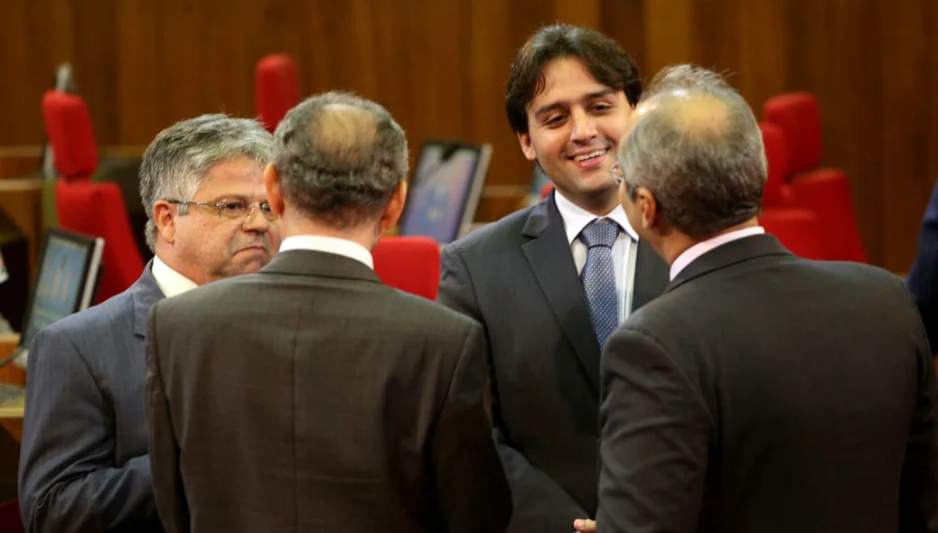 Deputado estaduais conversam na Alepi