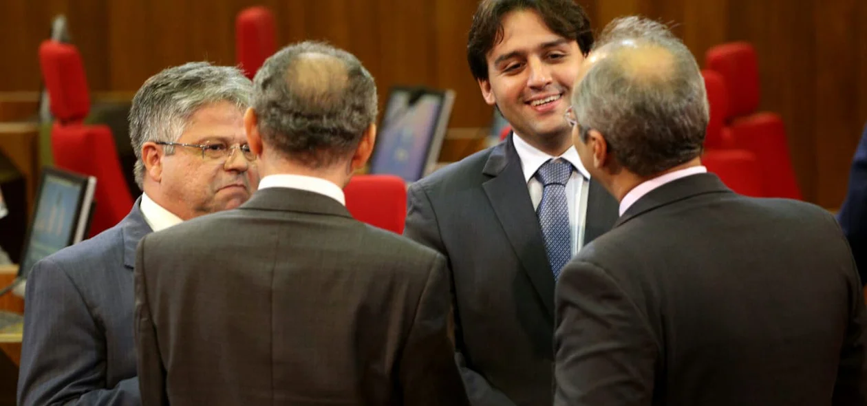 Deputado estaduais conversam na Alepi
