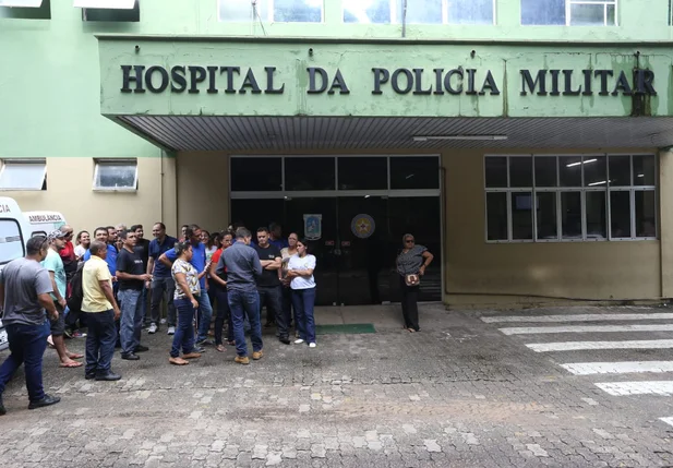 Terceirizados realizam greve no Hospital da Polícia Militar