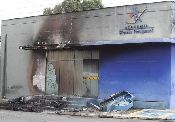 Carro pega fogo e atinge fachada da academia Ricardo Paraguassu