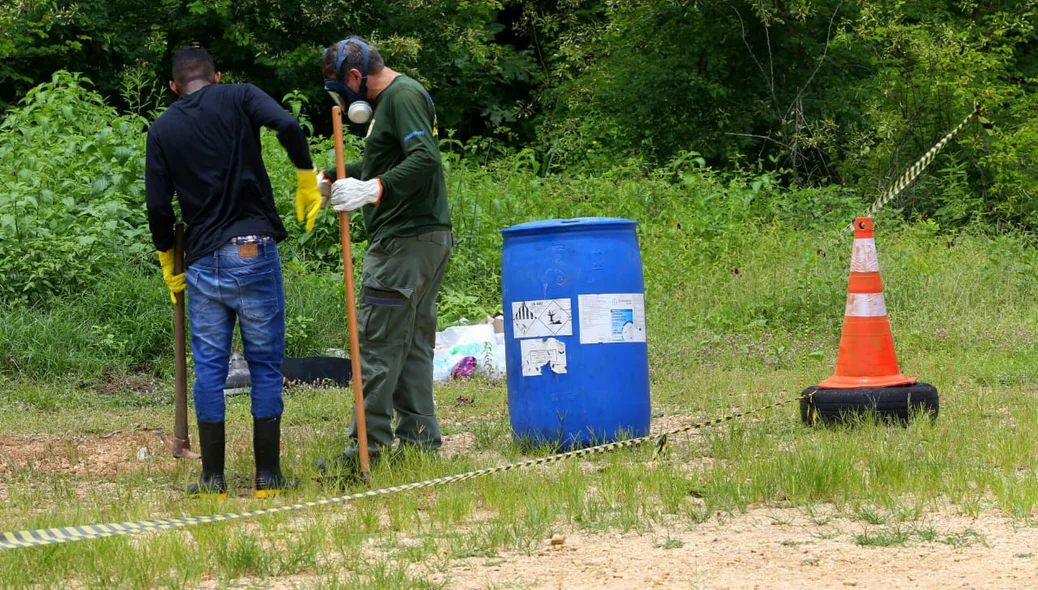 Agentes fazem a analise do produto químico 