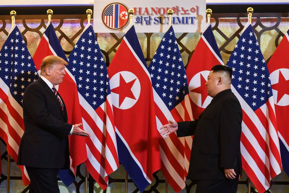 Donald Trump cumprimenta Kim Jong-un