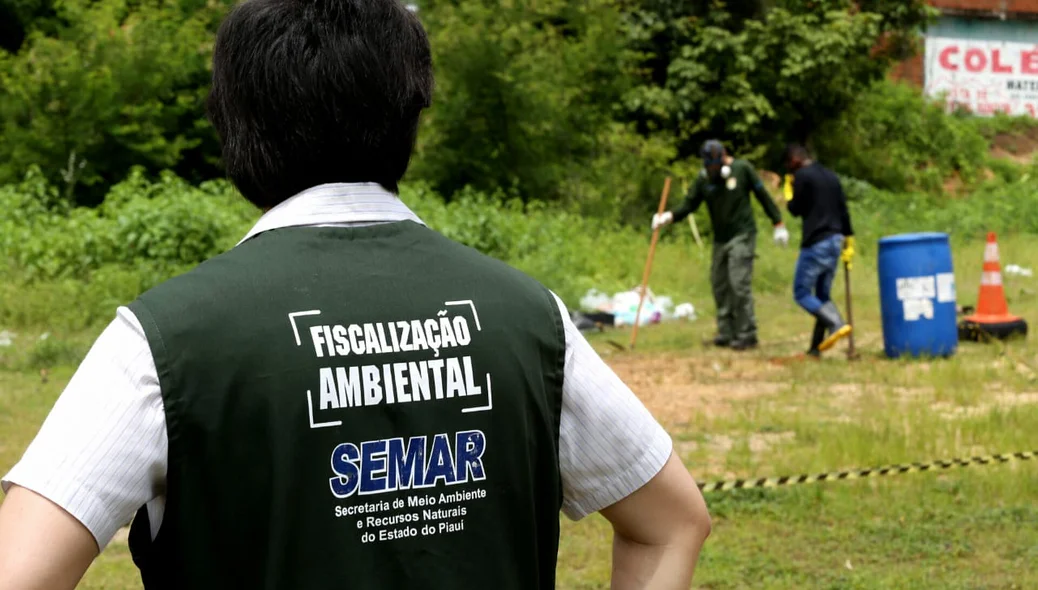 Fiscais da Semar na área isolada