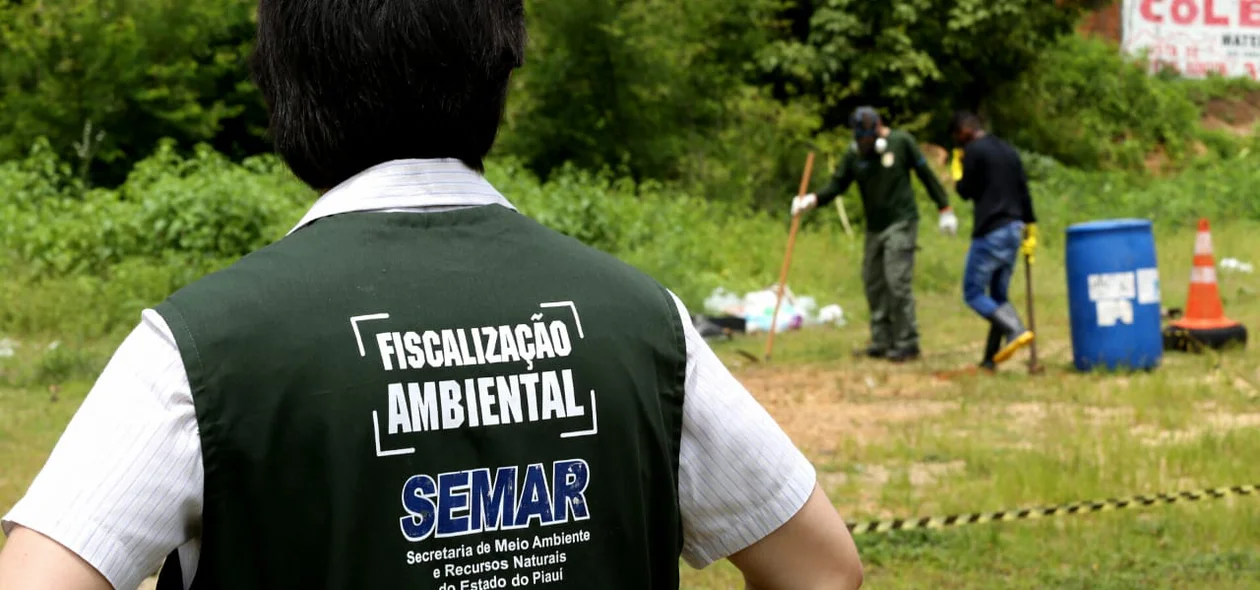 Fiscais da Semar na área isolada