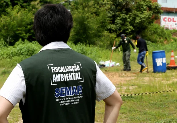 Fiscais da Semar na área isolada