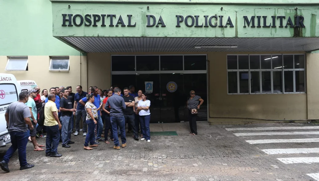 Greve dos terceirizados em frente ao Hospital da Polícia 