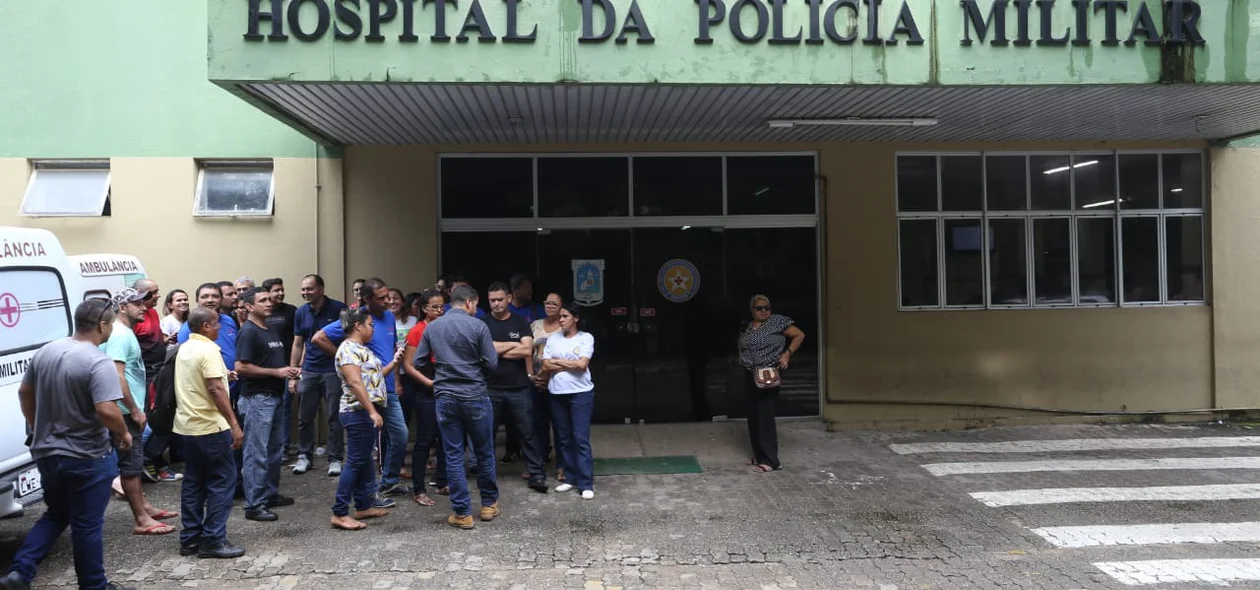 Greve dos terceirizados em frente ao Hospital da Polícia 