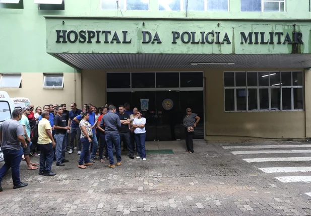 Greve dos terceirizados em frente ao Hospital da Polícia 