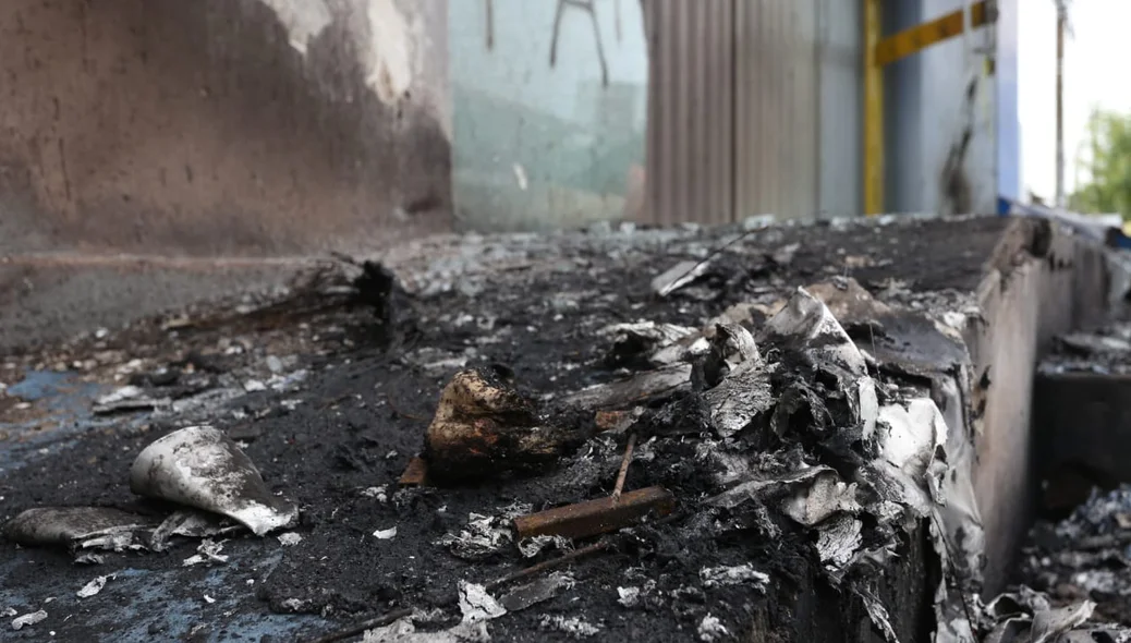 Partes do veículo ficaram pelo local após o incêndio