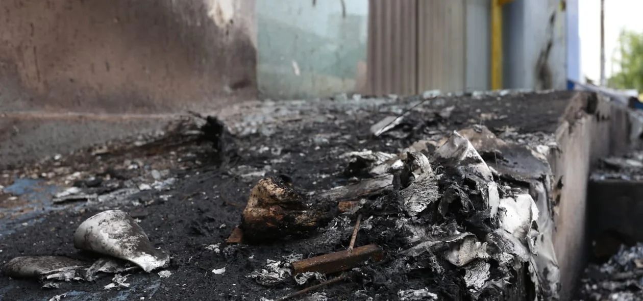 Partes do veículo ficaram pelo local após o incêndio
