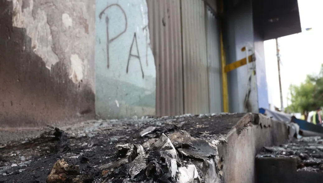 Restos do veículo que incendiou