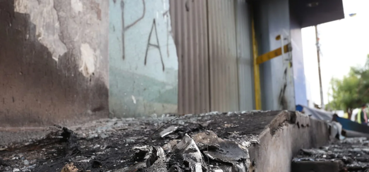 Restos do veículo que incendiou