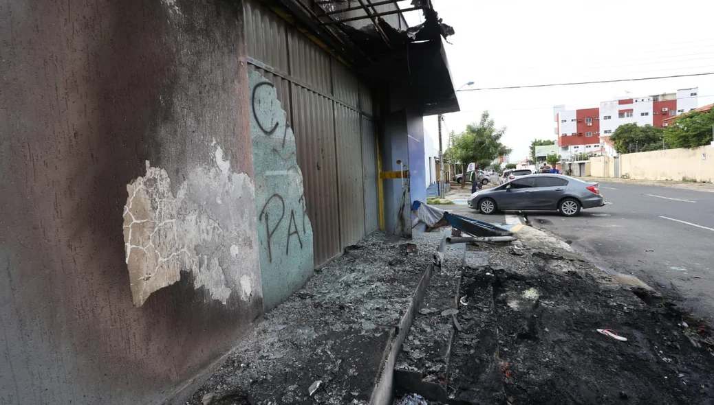 Veículo incendiou e ficou destruído
