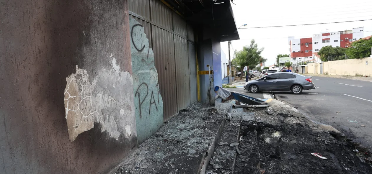 Veículo incendiou e ficou destruído