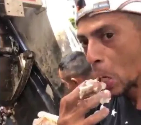 Venezuelano comendo lixo 