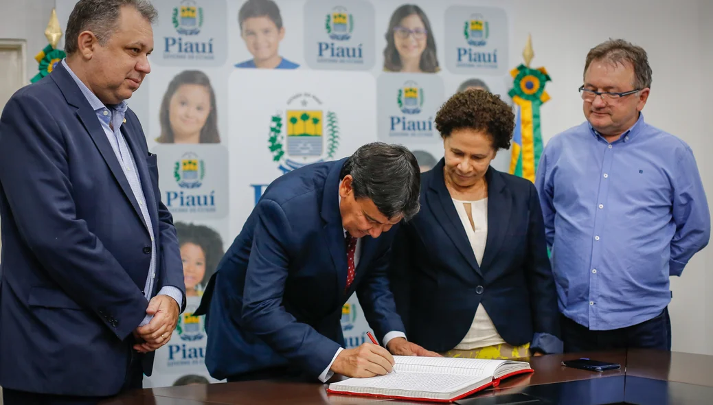Governador assinando a transmissão do cargo