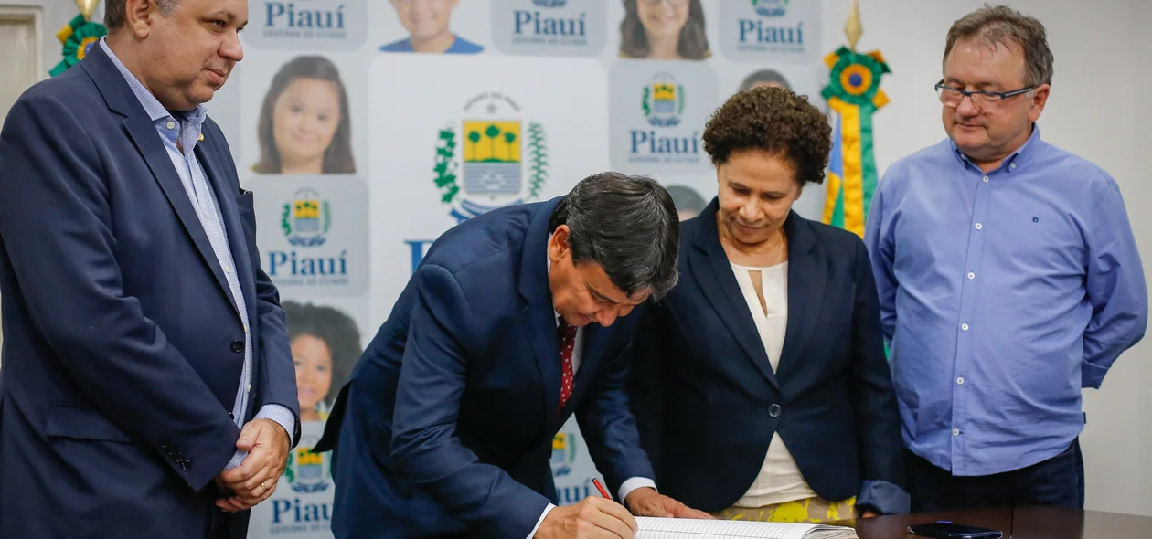 Governador assinando a transmissão do cargo