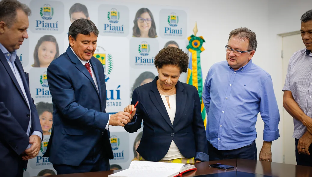 Governador passando a caneta 