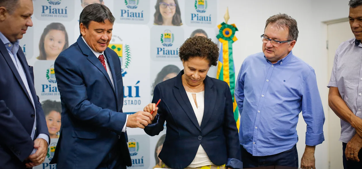 Governador passando a caneta 